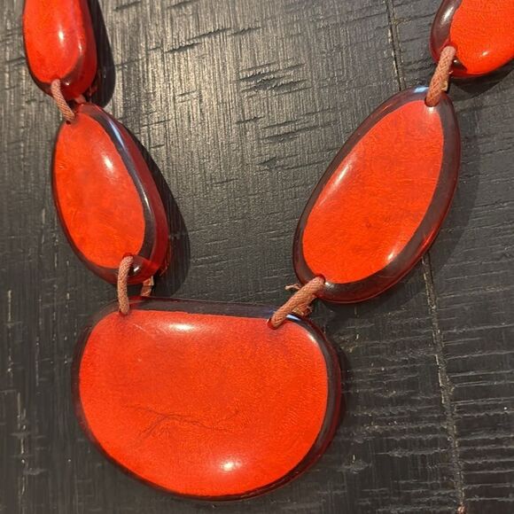 Gorgeous Statement Metallic Inlay Red Acrylic Necklace - Picture 2 of 5